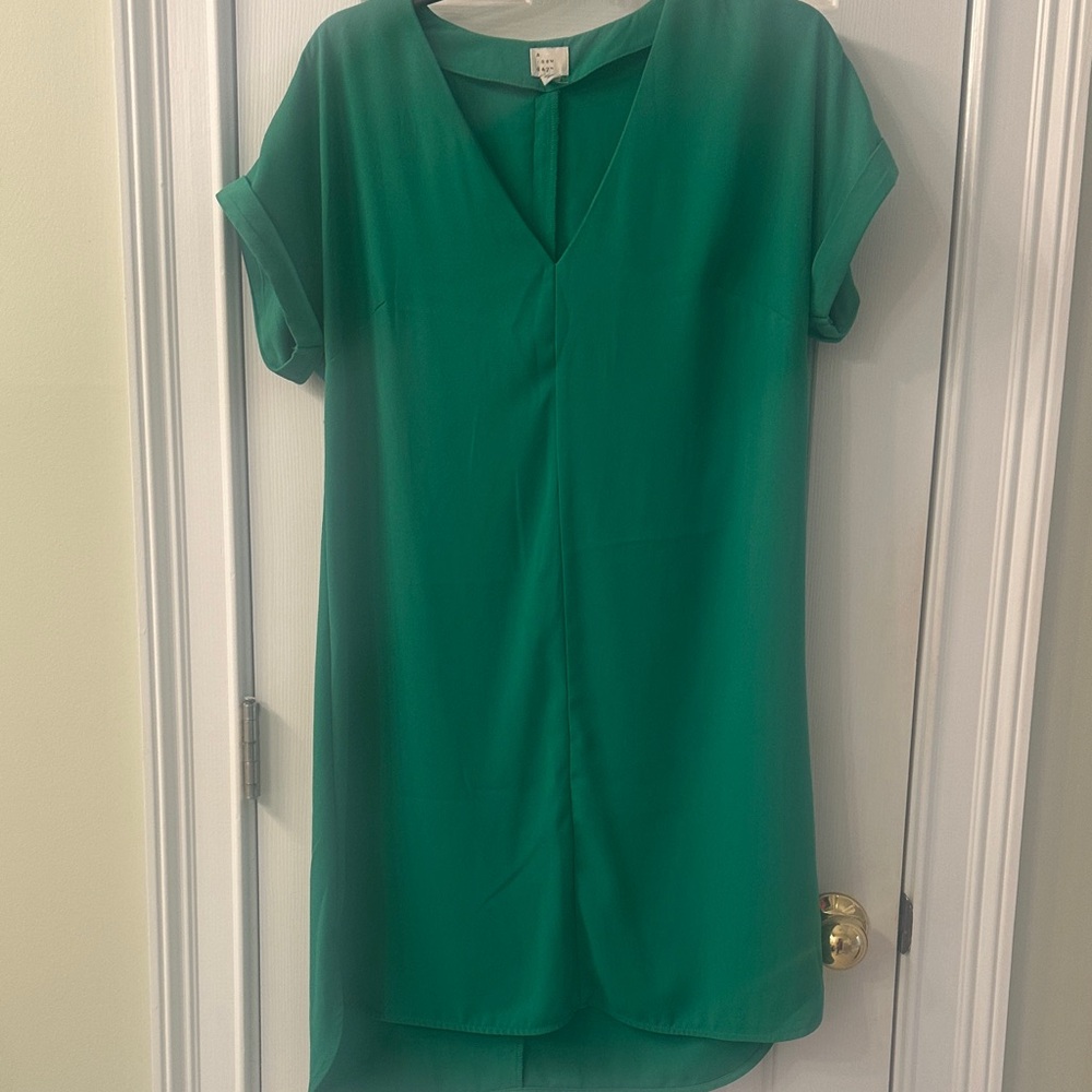 Elegant Green V-Neck Women's Dress